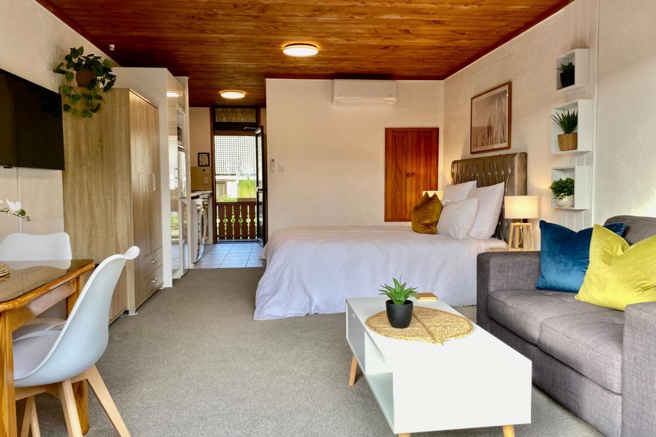 The Swiss 6, Bay Of Islands * Paihia